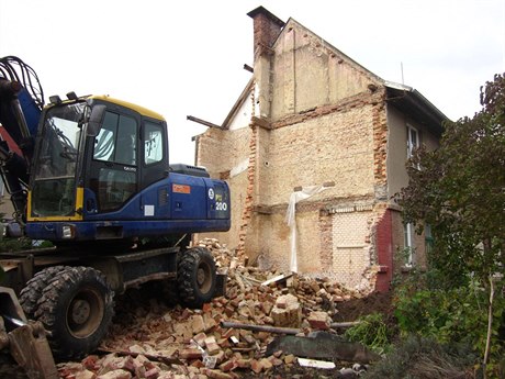 V pondělí večer se stavební forma bez povolení pustila do demolice vily v...