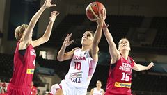 Marta Xargayová se prodírá pod ko�. Brání ji Jana Veselá (vlevo) a Eva...
