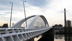 Podvejte se na nov oteven Trojsk most: provoz zaal kolonami
