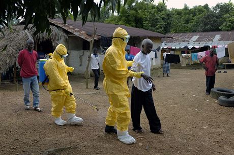 Zdravotníci odvádjí starého mue pro podezení z nákazy ebolou.