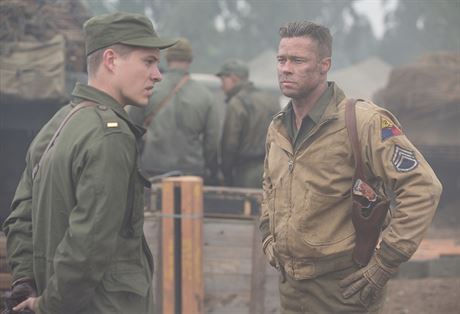 elezná srdce -  Brad Pitt (vpravo) jako serant Wardaddy.