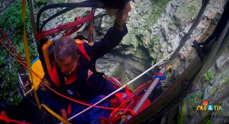 Dobrodruh  Ivan Trifonov se vydal balónem do jedné z jeskyní v Chorvatsku.