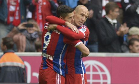 Robert Lewandowski (vlevo) a Arjen Robben oslavují vstelenou branku.