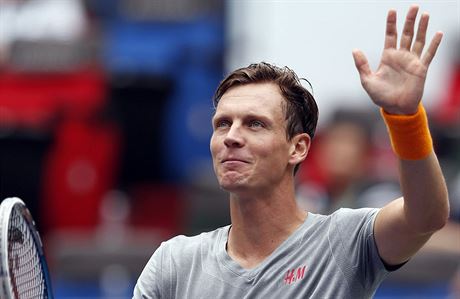 Tom Berdych po utkn s Chorvatem Karloviem dkuje divkm.