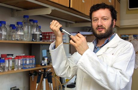 Jan Konvalinka na snímku z roku 2004 v laboratoi Ústavu organické chemie a biochemie Akademie vd R, kde tehdy psobil jako vedoucí vdecký pracovník.
