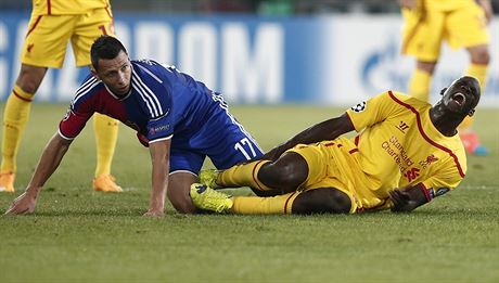 Mario Balotelli z Liverpoolu v bolestivm souboji s eskm obrncem Basileje...