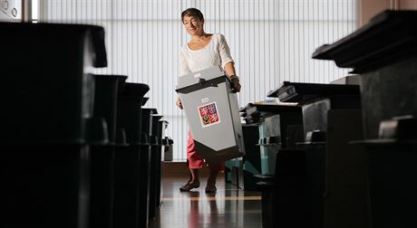 ena pipravuje v Plzni volební místnost