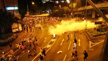 Policie rozhánla také demonstranty pod magistrálou. (29. záí, 00:30 HK asu).