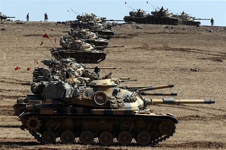 Jednotky turecké armády na hranicích s válenou Sýrií. Ankara s dihádistickou...