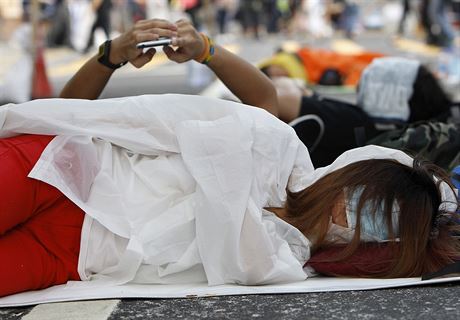 Odpoinek prodemokratickch aktivist na chodncch Hongkongu.