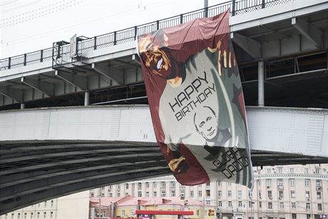 Moskevsk most ozvltnil v den Putinovch narozenin bizarn transparent s...