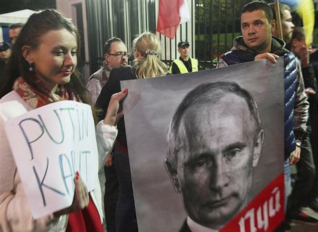 Rusov slavili, Polci protestovali. Protiputinovsk demonstrace ped ruskou...