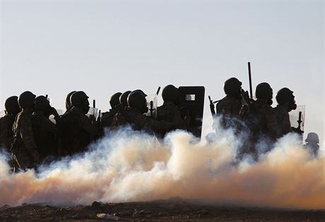 Turetí vojáci u hranic se Sýrií.