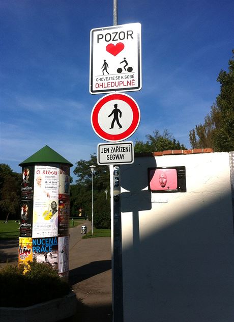 Podivná znaka pro cyklisty v Praze na Kamp