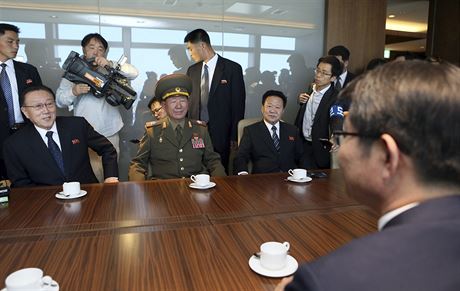 V ele severokorejsk delegace stoj vicemarl Hwang Pchjong-so kter je fem...
