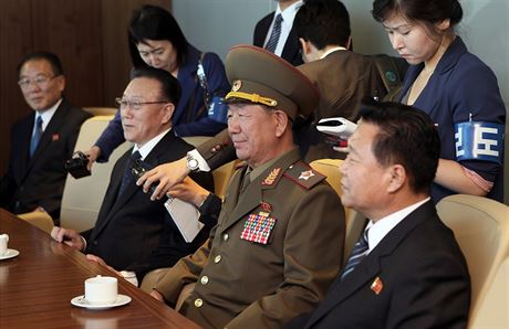 V ele severokorejské delegace stojí vicemarál Hwang Pchjong-so který je éfem...