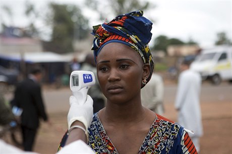 Zdravotník kontroluje stav eny na hranicích Mali Guineje.