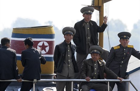 Severokorejtí vojáci na palub lodi poblí hranic s ínou.