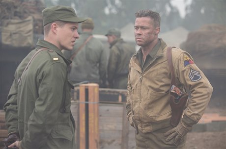 elezná srdce -  Brad Pitt (vpravo) jako serant Wardaddy.