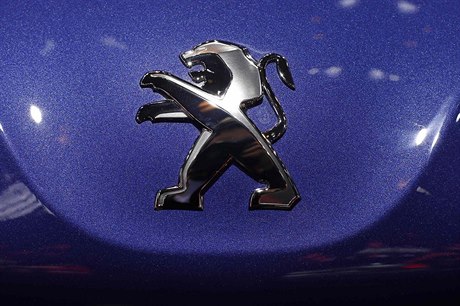 Logo výrobce automobil Peugeot.