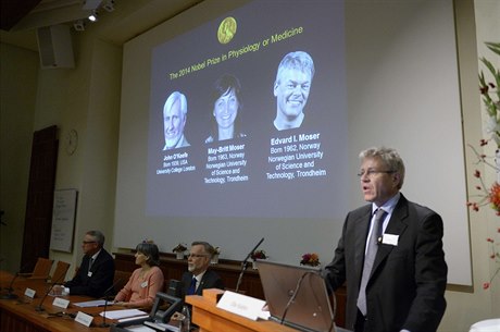 Profesor Ole Kiehn vyhlašuje vítěze Nobelovy ceny za lékařství.
