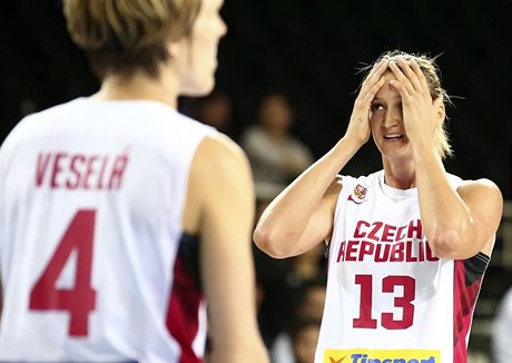 Česká basketbalistka Petra Kulichová během zápasu s Kanadou.
