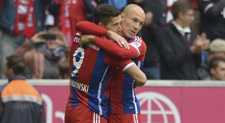 Robert Lewandowski (vlevo) a Arjen Robben oslavují vstřelenou branku.