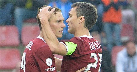 Střelec Bořek Dočkal a David Lafata ze Sparty se radují z gólu.