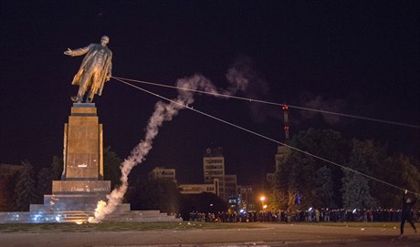 Pry s Leninem! Demonstranti v Charkov strhávají sochu ikony bolevismu.