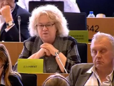 Miroslav Ransdorf (KSM) usnul pi grilování Vry Jourové v europarlamentu