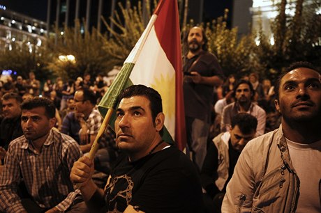 Prokurdský demonstrant drí vlajku kurdského hnutí pi shromádní v Aténách na...