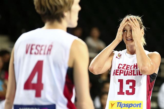 eská basketbalistka Petra Kulichová bhem zápasu s Kanadou.