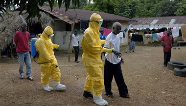 Zdravotnci odvdj starho mue pro podezen z nkazy ebolou.