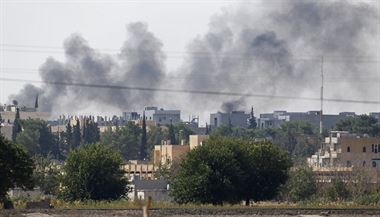 Kou nad mstem Kobani, o kter spolu bojuj tamn Kurdov a toc radiklov...