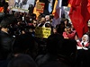 Turetí demonstranti ped sídlem vlády v Ankae s protiválenými nápisy.