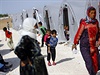 Prozatimní uprchlický tábor na hranicích Turecka a Sýrie. Syrtí Kurdové sem...
