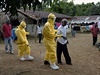 Zdravotníci odvádjí starého mue pro podezení z nákazy ebolou.