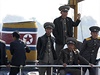 Severokorejtí vojáci na palub lodi poblí hranic s ínou.