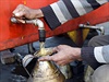 Pouliní prodejce v hlavním mst Islámského státu Rakka epuje benzín.