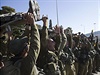 Izraeltí vojáci se svými druhy na nosítkách slaví závr pochodu. Nyní vymní...