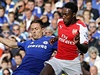 Nemanja Mati (vlevo) z Chelsea a Danny Welbeck.