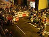 Protestující pod magistrálou utíkají ped slzným plynem a staví barikády, které...