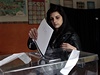 Pedasn parlamentn volby v Bulharsku. Mlad volika odevzdv svj hlas do...