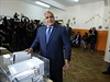 Pedseda strany GERB Bojko Borisov odevzdv svj hlasovac lstek do volebn...