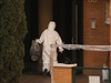 Zdravotníci v ochranném odvu ped madridským píbytkem ebolou nakaené sestry...
