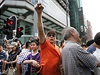 Demonstranti blokují ást msta od minulého pátku a dali vdci Hongkongu Leung...