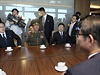 V ele severokorejsk delegace stoj vicemarl Hwang Pchjong-so kter je fem...