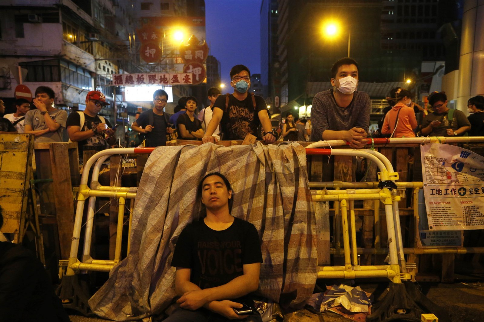Unavení demonstranti hlídají barikády