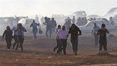 Kurd�tí demonstranti prchají p�ed slzným plynem, kterým je bombarduje turecká...