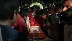 Poh�eb jednoho ze zabitých demonstrant�.